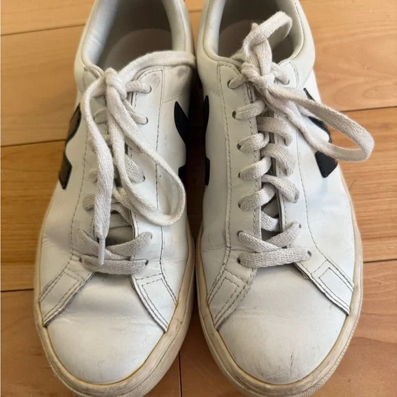 Veja Esplar Leather Low-Top Sneaker - Picture 4 of 6